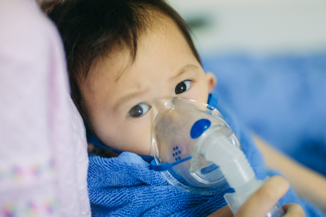 Trẻ em dễ mắc các bệnh hô hấp do không khí bị ô nhiễm. Ảnh: Shutterstock