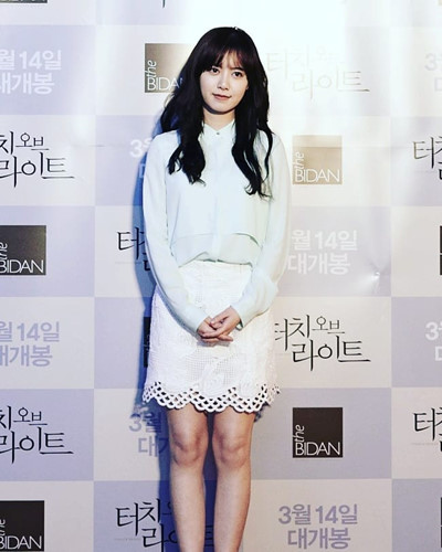 Áo sơ mi và chân váy cũng là trang phục thường thấy trong tủ đồ của Goo Hye Sun.