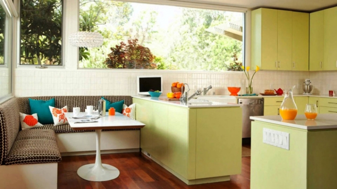Tủ bếp có màu xanh cốm bên cạnh khung cửa sổ có thể cho các thành viên trong gia đình nhìn ra ngoài để ngắm cảnh.