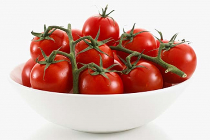 Cà chua: Khi bạn bảo quản cà chua trong tủ lạnh, chúng sẽ bị mất hết hương vị và trở nên bột xốp. Nhiệt độ thấp trong tủ lạnh làm ngưng quá trình chín của cà chua và làm thay đổi kết cấu của chúng.