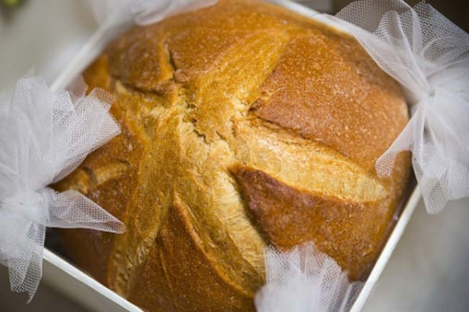Bánh mì: Bỏ bánh mì vào tủ lạnh sẽ khiến bánh mì nhanh khô. Bạn nên giữ bánh mì ở ngoài nếu bạn dự định ăn trong vòng 4 ngày và gói phần bánh thừa trong túi giấy trước khi bỏ tủ lạnh để giữ độ ẩm cho bánh.