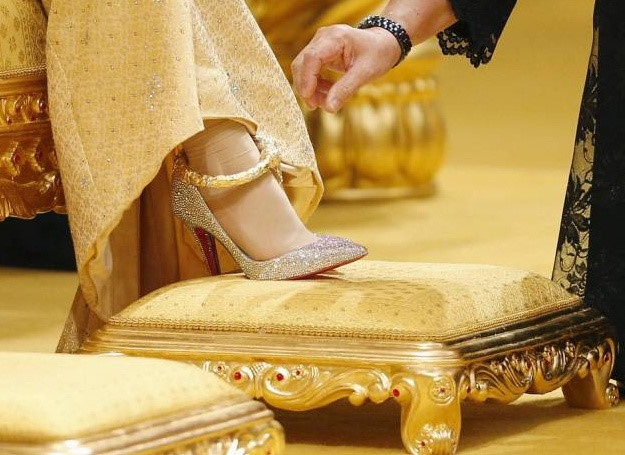 Cô dâu đi đôi giày hiệu Christian Louboutin nạm đá quý phối cùng vòng chân bằng vàng. Ảnh: Getty Image.