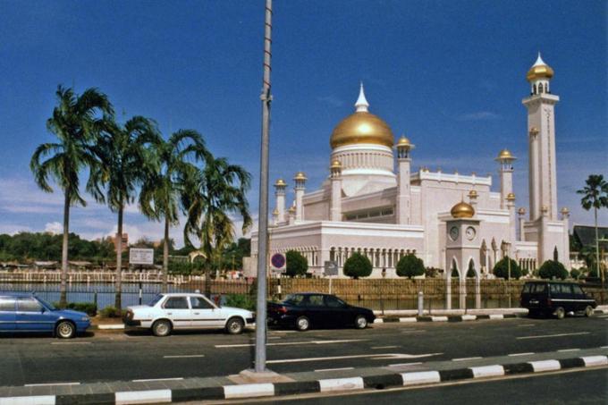 Sự thịnh vượng của Vương quốc Brunei chính là nhờ nguồn dầu mỏ khổng lồ trên vùng đảo Borneo. Brunei là nước sản xuất dầu mỏ lớn thứ 3 ở Đông Nam Á với trung bình 180.000 thùng (29.000 m³) mỗi ngày. Ảnh: CIA.
