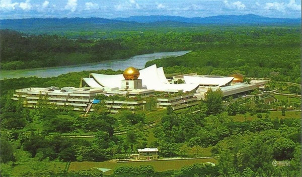 Vương cung Brunei với 1.788 căn phòng, đầy đủ bể bơi, sân quần vợt, sân đua ngựa, sân bay trực thăng...Ảnh: Printest.