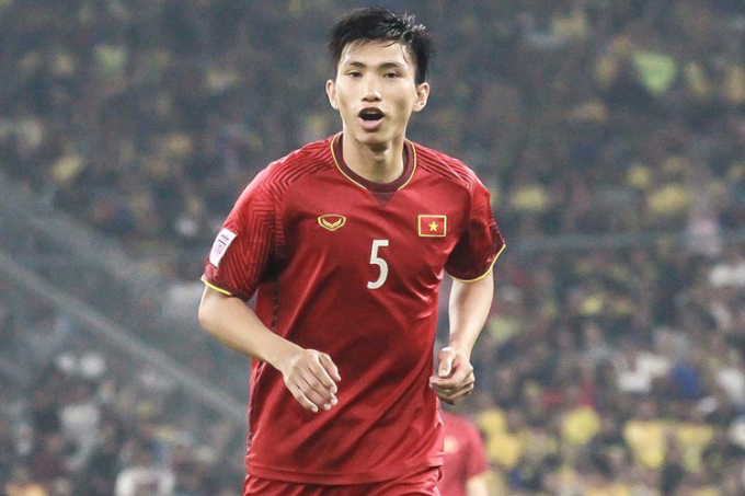 Trong hoàn cảnh Đình Trọng mới chỉ tập luyện bình thường trở lại sau ca phẫu thuật, Văn Hậu sẽ được kéo vào trong và chơi ở vị trí trung vệ.