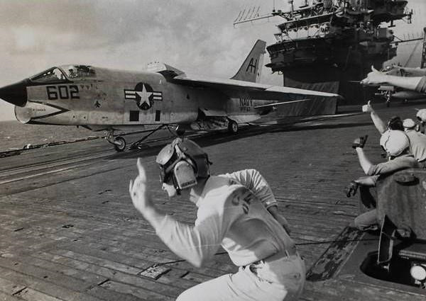 Triển lãm được đồng tổ chức bởi Hội Nhiếp ảnh Singapore từ 23/3-10/4 ở Trung tâm Nghệ thuật Selegie và miễn phí vào cửa. Trong ảnh, máy bay F-8 Intruder cất cánh từ tàu USS Midway của Mỹ năm 1966. Ảnh: Tim Page.