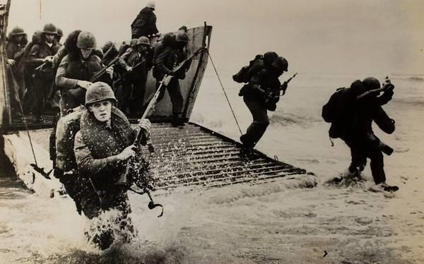 Thủy quân lục chiến Mỹ tràn lên bãi biển Xuân Thiều, Đà Nẵng, được người Mỹ gọi là bãi biển Đỏ, 8/3/1965 - lần đầu tiên lực lượng tác chiến mặt đất của Mỹ hiện diện ở Việt Nam. Các bức ảnh thuộc bộ sưu tập của Judd Kinne, người Singapore, đã trực tiếp chứng kiến cuộc chiến ở Việt Nam khi là bộ binh trong Thủy quân lục chiến Mỹ từ 1967-1969. Ảnh: Tim Page.