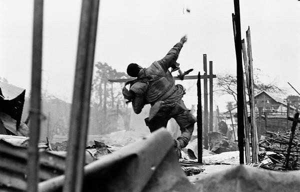 Thủy quân lục chiến Mỹ ném lựu đạn ở Huế năm 1968. Cuộc triển lãm có ảnh từ cả 2 phía: các nhiếp ảnh gia phương Tây và các nhiếp ảnh gia miền Bắc Việt Nam thời đó. Ảnh: Don McCullin/Triển lãm Hamiltons, London.