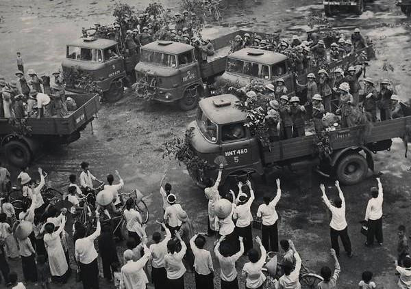 Thanh niên miền Bắc rời Hà Nội tiến về đường mòn Hồ Chí Minh năm 1971. Việc tác nghiệp cận cảnh với súng đạn đã khiến nhiều nhiếp ảnh gia phải trả giá bằng mạng sống. Trong chiến tranh chống Pháp và chống Mỹ, 135 nhiếp ảnh gia từ tất cả các bên được ghi nhận là đã chết hoặc mất tích, theo CNN. Ảnh: Tran Cu.