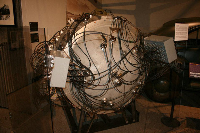 Mặc dù cuộc thử nghiệm vũ khí hạt nhân mang mật danh Trinity nhưng tên chính thức của quả bom nguyên tử được thử nghiệm đầu tiên trên thế giới là The Gadget.