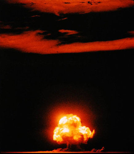 The Gadget được thiết kế với sức công phá tương đương 20.000 tấn thuốc nổ TNT. Khi The Gadget được kích nổ, một quả cầu lửa khổng lồ hình cây nấm hình thành và nó ngày càng lớn dần khi đạt độ cao hơn 10.000m.