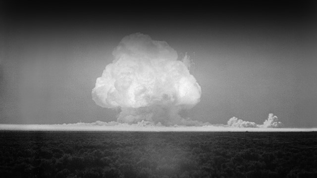 Khu vực bom hạt nhân The Gadget phát nổ hình thành một hố có bán kính rộng khoảng 500m, sâu hơn 2m. Âm thanh của vụ thử nghiệm bom hạt nhân The Gadget có thể nghe rõ từ khoảng cách lên đến 160 km.