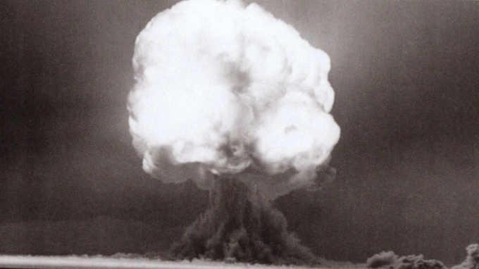 Sau vụ thử bom nguyên tử đầu tiên thành công, ngày 6/8/1945, Mỹ thả một quả bom nguyên tử xuống thành phố Hiroshima của Nhật Bản khiến 80.000 người thiệt mạng. Sự kiện này cho thấy bom nguyên tử là vũ khí hủy diệt đáng sợ đến mức nào.