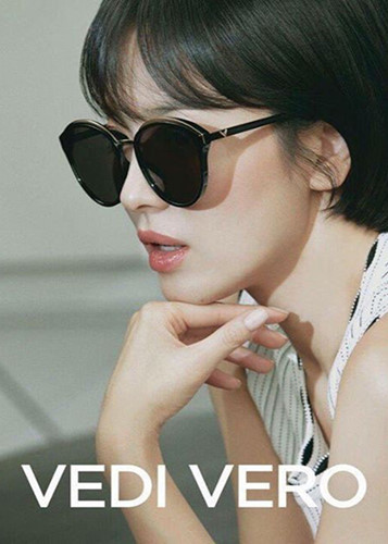 Mới đây, Song Hye Kyo đã đăng tải một bộ ảnh thời trang của mình. Được biết, gần đây, cô sử dụng trang cá nhân Instagram khá tích cực.