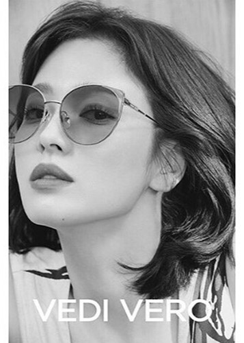 Tuy nhiên, Song Hye Kyo vừa bất ngờ theo dõi 20 tài khoản trên mạng xã hội Instagram trong đó có 2 đàn chị Kim Hee Sun và Song Yoon Ah.