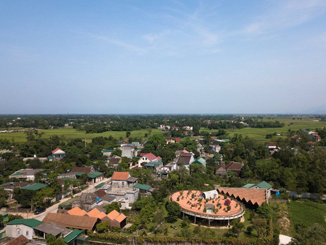 Nằm trên khu đất 2.000m2 ở xã Nghi Phong, huyện Nghi Lộc (Nghệ An), ngôi nhà V4 House được thiết kế đáp ứng nhu cầu của một gia đình từ thành phố chuyển về vùng ngoại ô để an dưỡng.