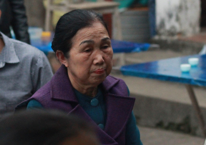 Bà Phan Thị Duyên, người thân tài xế gây tai nạn đến chia buồn và gửi lời xin lỗi đến gia đình các nạn nhân. Ảnh: Trần Anh. 
