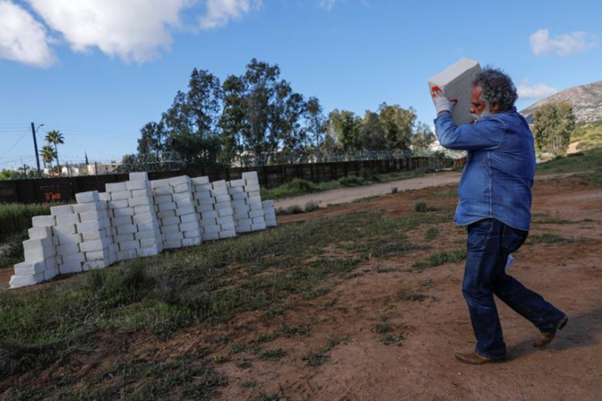 Theo hãng thông tấn Reuters, nghệ sĩ Cosimo quyết định xây dựng một bức tường bằng pho mát, cạnh một đoạn tường biên giới Mỹ-Mexico gần Tecate, bang California. (Nguồn ảnh: Reuters)