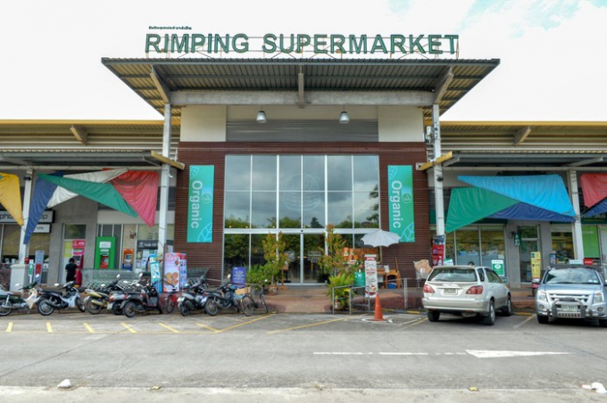 Mới đây, Rimping – một siêu thị ở tỉnh Chiangmai (Thái Lan) đã sử dụng lá chuối tươi bọc rau củ thay vì túi nilon.