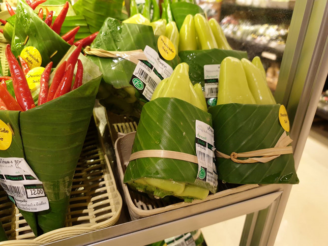 Việc dùng lá chuối bọc thực phẩm của siêu thị ở Thái Lan góp phần giảm thiểu đáng kể tình trạng lạm dụng quá mức túi nilon trong sinh hoạt.