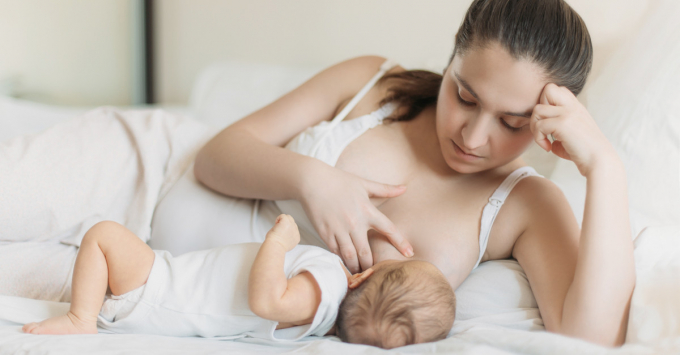 Mẹ thường cho trẻ bú không đều khiến ngực bất đối xứng hai bên