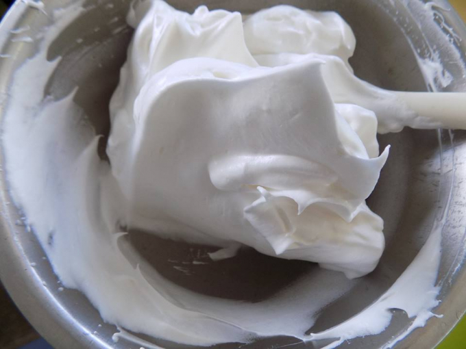 Cho nước cốt chanh vào lòng trắng, dùng máy đánh nổi bột (1 phút). Sau đó cho đường từ từ vào tiếp tục đánh cho lòng trắng bông cứng mới tắt máy.