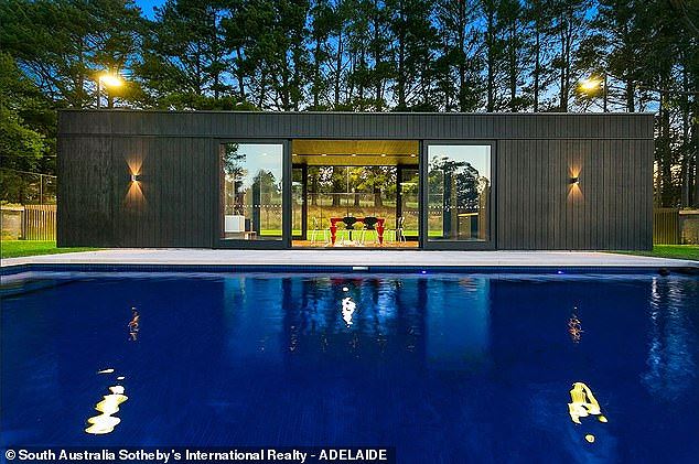 Nằm bên trong biệt thự là bể bơi được trang bị hệ thống sưởi bằng năng lượng mặt trời, khu thay đồ và khu thư giãn được thiết kế hài hòa cùng thiên nhiên.