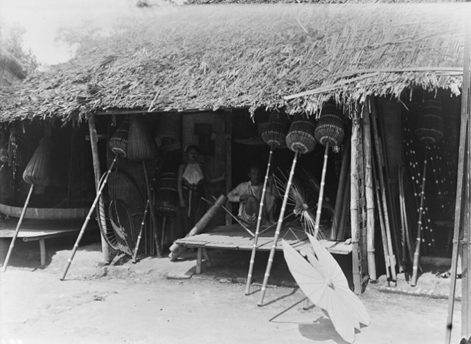 Những người bán lọng ở phố Thợ Nhuộm, Hà Nội năm 1896.