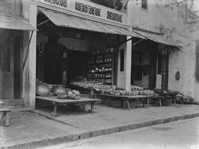 Cửa hàng đồ gốm sứ trên phố Bát Đàn.