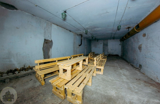 Các hầm trú ẩn hạt nhân được trang bị hệ thống làm mát, mặt nạ phòng độc và quần áo phòng hộ.