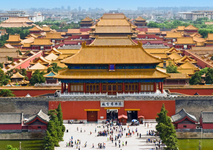 Là nơi ở của hoàng đế và hậu cung, Tử Cấm Thành trải dài trên diện tích 720.000 m2. Bên trong Tử Cấm Thành có tới 800 cung và gồm 999.999 gian phòng.