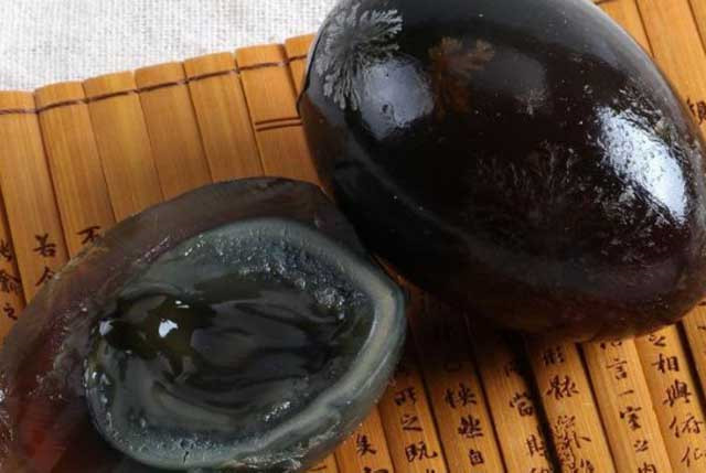 Trứng thế kỷ: Đây là đặc sản kinh dị của Trung Quốc, trứng được ủ lên men hàng tháng, hàng năm trời nên có mùi vị rất kinh khủng, màu sắc của trứng cũng dần chuyển sang màu đen hoặc xanh đen.