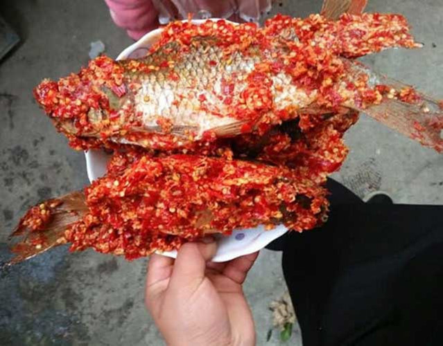 Cá chiên ớt: Đây là một trong những đặc sản của tỉnh Quý Châu, cá sống được ướp với rất nhiều ớt và các loại gia vị khác, nó có mùi hăng nồng khó chịu nhưng lại được đánh giá có mùi vị khá ngon.