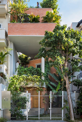 Ngôi nhà nằm trong một khu dân cư mới ở thành phố Hồ Chí Minh, nơi chỉ cách trung tâm thành phố 15 phút lái xe. Vì vậy những ngôi nhà xung quanh được xây dựng khá dày đặc và ngột ngạt. Dự án nhà phố được xây dựng trên nền đất có chiều rộng 7m, chiều dài 20m và là nơi ở cho một gia đình gồm ba thế hệ. Nhận thấy được sự phát triển dày đặc của mô hình nhà phố ở Việt Nam, các kiến trúc sư đã quyết định thiết kế một ngôi nhà xanh, nơi cây cối đan xen với cuộc sống của con người.