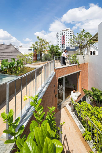Nhà phố 3 tầng tuyệt đẹp với bể bơi và hàng chục khu vườn ở Sài Gòn - ảnh 3 Ngoài ra, cây xanh ở mặt tiền của ngôi nhà còn giúp làm giảm nhiệt trực tiếp từ ánh mặt trời. Vì vậy, trong ngôi nhà lúc nào cũng có không khí trong lành mà không cần sử dụng nhiều thiết bị điện.