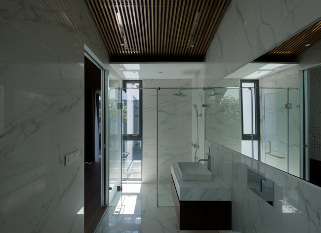 Phòng tắm hiện đại với tường ốp đá cẩm thạch tự nhiên.