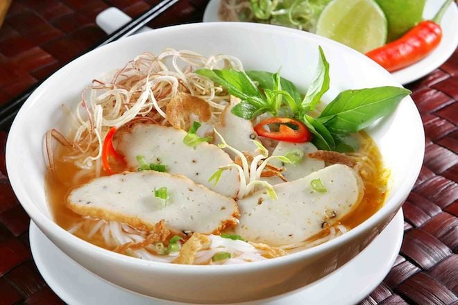 Bánh canh chả cá Phan Rang: Thêm một món ăn ngon, bổ, rẻ không thể bỏ qua khi đến Ninh Thuận là bánh canh chả cá. Theo đó, vị thơm ngon của cá, tôm và nước sốt đậm đà hòa quyện với nhau tạo nên hương vị rất đặc biệt.