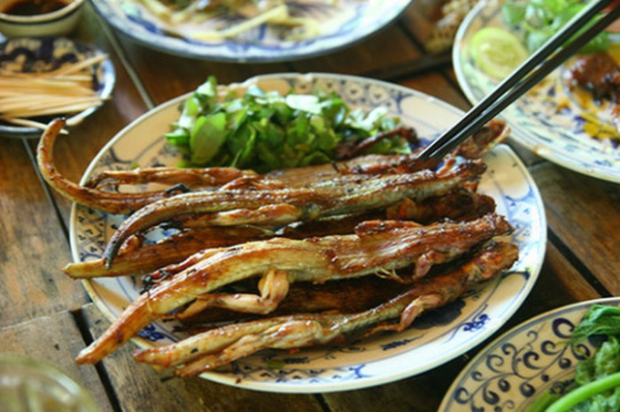 Dông (hay còn gọi là nhông): Đây là đặc sản cực ngon của Ninh Thuận. Với vị dai của thịt dông và vị mặn của muối biển, bạn sẽ nhớ mãi món ăn này chỉ sau một lần thử.