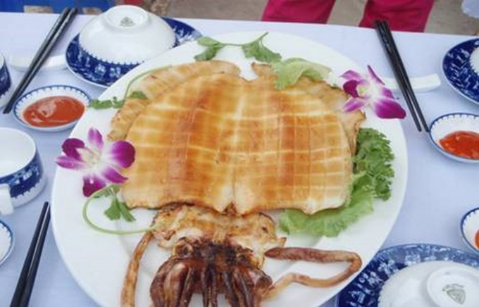 Mực một nắng: Mực một nắng của Phan Rang có vị thơm, mềm và ngọt bởi vị rất riêng của biển Ninh Thuận. Du khách trong và ngoài nước mỗi khi đến đây đều không thể bỏ qua đặc sản tuyệt vời này.