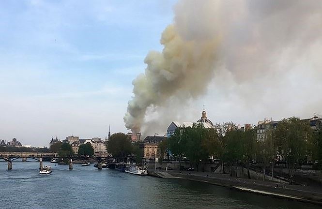 Một số hình ảnh do nhân chứng ghi nhận vụ cháy nhà thờ Đức Bà Paris