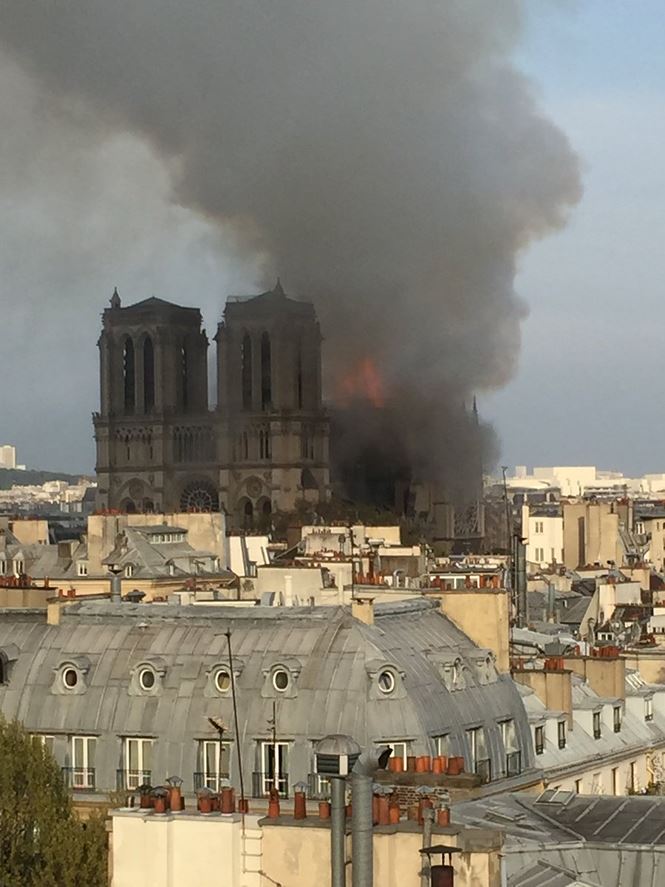 Nhà thờ Đức Bà Paris là công trình nổi tiếng không chỉ ở nước Pháp mà còn trên thế giới, mang đậm giá trị tôn giáo và nghệ thuật, đã bất ngờ gặp hỏa hoạn