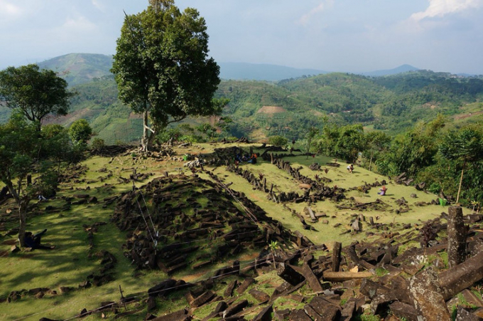Nằm ở tỉnh Tây Java, Indonesia, ngọn đồi Gunung Padang được một nhóm nhà nghiên cứu ở xứ Vạn Đảo tin là kim tự tháp cổ nhất thế giới.
