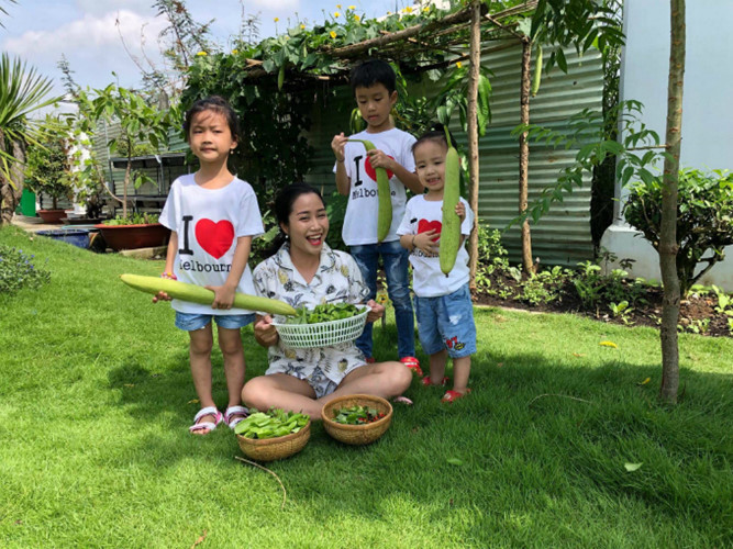 Mẹ con Ốc Thanh Vân thích thú khi thu hoạch những trái mướp to, xanh non. Nguồn: FBNV.