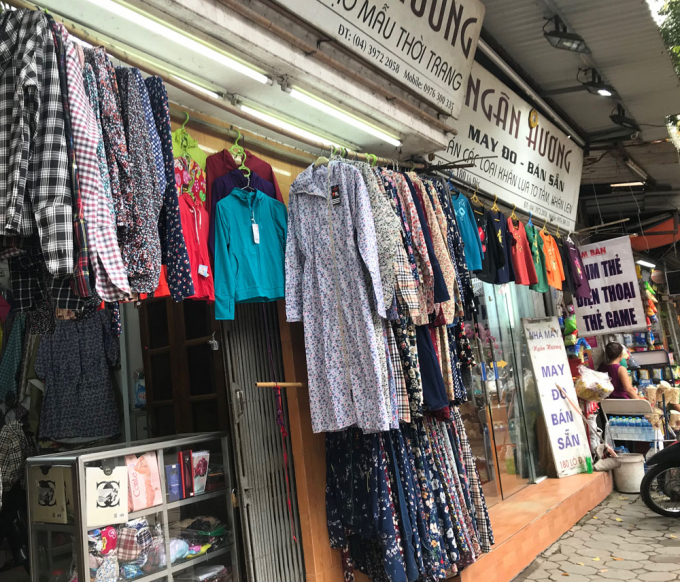Nhiều sản phẩm áo chống nắng được bày bán.