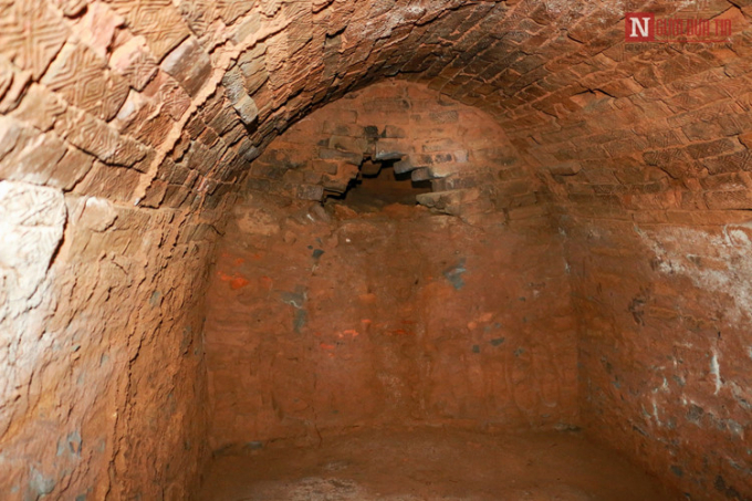 Có giả thuyết cho rằng, đây là loại mộ táng xây bằng gạch thời Bắc thuộc. Hầm mộ ăn sâu dưới nền thượng điện đình Quán La.
