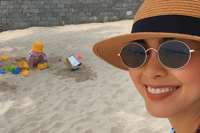 Dịp nghỉ lễ vừa qua, Hà Tăng đưa các con đi nghỉ dưỡng. Trong ảnh, bé Chloe thích thú chơi trên bãi biển.