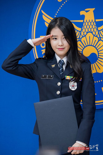 IU là một nữ ca sĩ, diễn viên xinh đẹp và tài năng của showbiz Hàn, điều đó thì ai cũng biết. Tuy nhiên, không nhiều người biết rằng, cô còn là một sĩ quan cảnh sát cấp cao, được chính lực lượng cảnh sát Hàn Quốc công nhận.