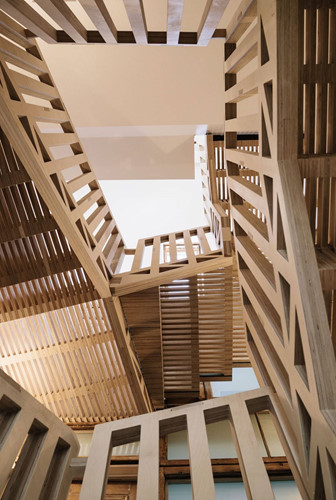 Hệ thống cầu thang thiết kế cầu kỳ là điểm nổi bật trong căn nhà.
