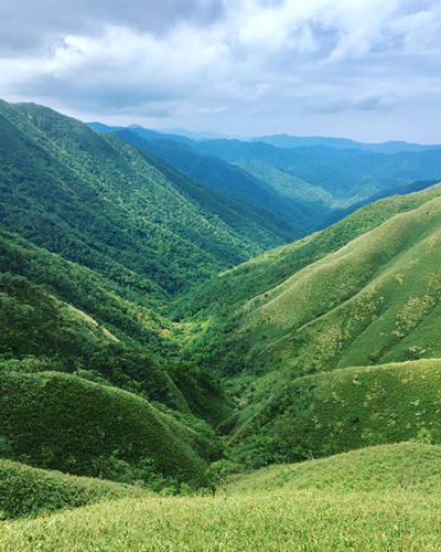 Ngọn núi kỳ lạ này còn được gọi là núi matcha hay núi trà xanh, rất nổi tiếng nhờ phong cảnh đẹp tuyệt mỹ lại luôn thơm thoang thoảng mùi trà xanh, thực sự là vừa đẹp vừa ngon, khiến du khách đặt chân đến cứ lưu luyến mãi.