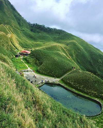 Theo tìm hiểu, núi matcha nằm tại Nghi Lan, Đài Loan, còn được gọi là Ngũ Phong Kỳ Sơn. Vốn dĩ đã nơi có phong cảnh thanh bình, hệt như tiên cảnh.